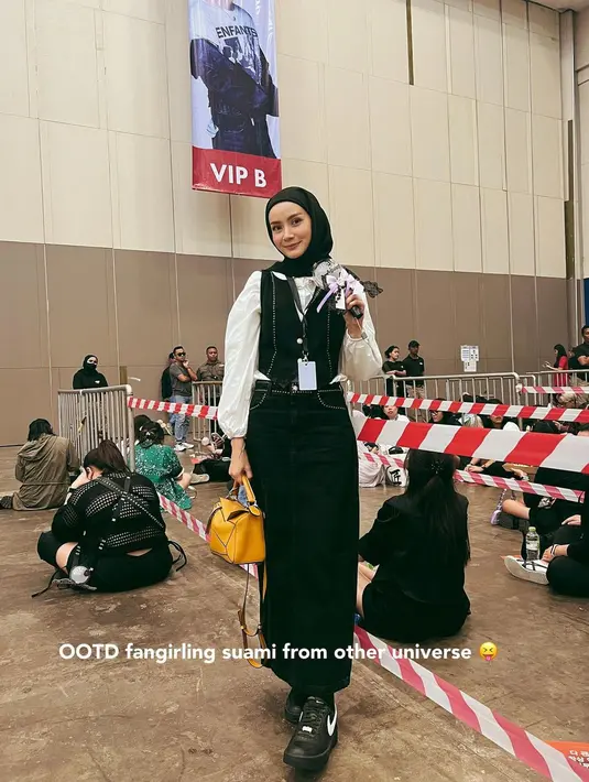 Untuk kesan chic dan edgy, bisa tiru gaya Dhatu Rembulan yang memadukan kemeja putihnya dengan vest dan maxi skirt hitam. Ia pun menambahkan sling bag kuning sebagai statement. [@dhaturembulan].