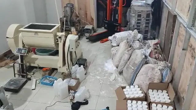Direktorat Reserse Narkoba Polda Jawa Barat, menggerebek pabrik obat terlarang jenis trihexyphenidyl atau Pil Y atau pil koplo di Kampung Mulyasari, Kecamatan Tamansari, Kota Tasikmalaya. (Liputan6.com/Jayadi Supriadin)