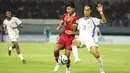 Pemain Timnas Indonesia U-17 Arkhan Kaka Purwanto berebut bola dengan pemain Timnas Panama U-17 Martín Krug pada partai kedua Grup A Piala Dunia U-17 2023 di Gelora Bung Tomo, Senin (13/11/2023). (Doc. LOC WCU17/NFL)