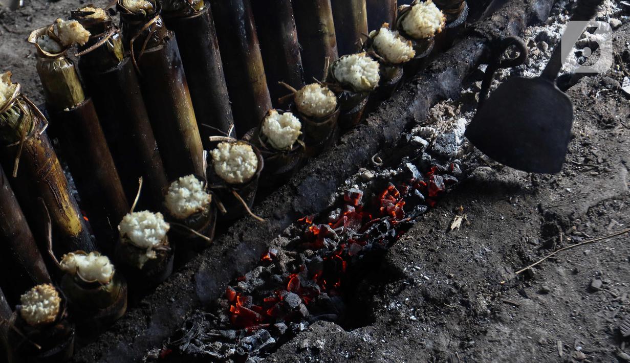 Selama bulan Ramadhan, pelaku usaha lemang meningkatkan produksi sebanyak 200 hingga 300 buah per hari. (Liputan6.com/Herman Zakharia)