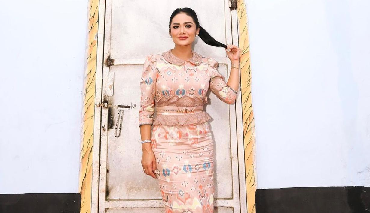 Dalam buku biografi, Krisdayanti secara mengejutkan mengakui jika dirinya menjalani prosedur kecantikan, operasi plastik. Ia juga diketahui melakukan implan payudara serta botox di wajahnya. (Liputan6.com/IG/@krisdayantilemos)