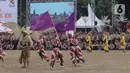 Gabungan anggota Pramuka memakai pakaian adat saat melakukan tarian kolosal pada HUT ke-62 Pramuka di Buperta, Cibubur, Jakarta Timur, Senin (14/8/2023). (Liputan6.com/Herman Zakharia)