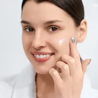 Ilustrasi penggunaan moisturizer (copyright Freepik)
