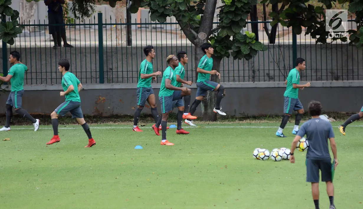 Pemain Timnas Indonesia melakukan pemanasan jelang latihan perdana di Lapangan A Senayan, Jakarta, Jumat (12/1). Timnas Indonesia akan menjamu Islandia pada laga persahabatan di Stadion GBK, Minggu (14/1). (Liputan6.com/Helmi Fithriansyah)