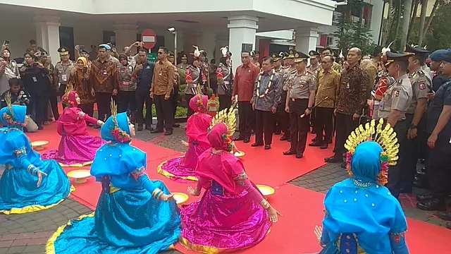 Polri memberikan penghargaan untuk Wapres Jusuf Kalla.