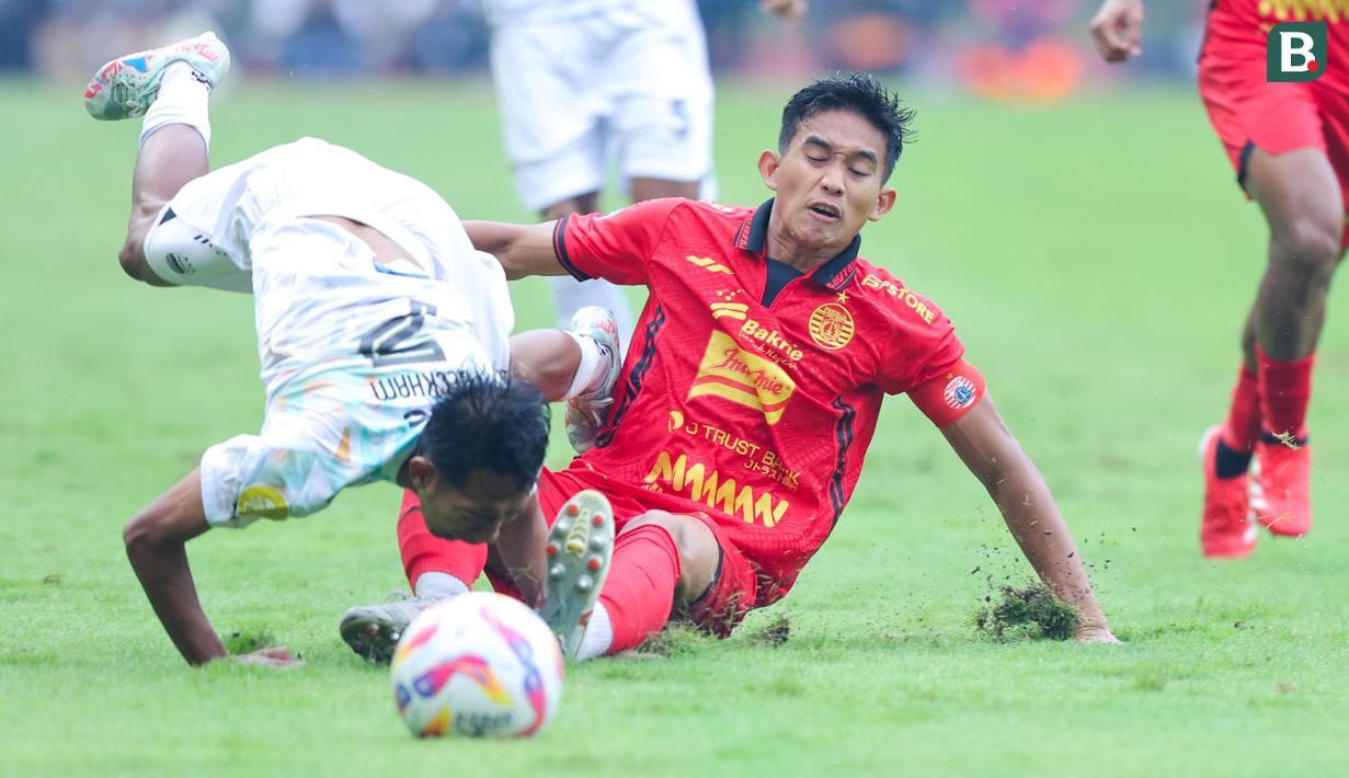Tensi panas tersaji saat Persija Jakarta menjamu Persib Bandung dalam lanjutan Liga 1 Indonesia 2024/2025 di Stadion Patriot Candrabhaga, Bekasi, pada Minggu (16/2/2025). (Bola.com/M Iqbal Ichsan)