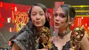 Widuri tampil dengan atasan songket dari Tangan  Prive dipadukan bawahan kain putih. Davina karamoy mengenakan atasan strapless hitam siluet kebaya dipadukan bawahan kain batik. [@widimulia]