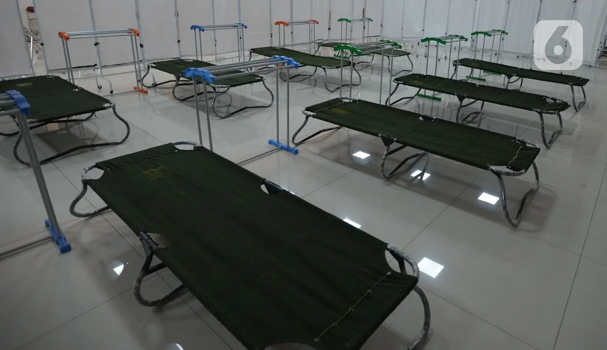 Deretan velbed disiapkan di ruangan yang dijadikan tempat isolasi pasien COVID-19 di Gelanggang olahraga (GOR) Matraman, Jakarta Timur, Rabu (14/7/2021). Sebanyak 30 tempat tidur disiapkan bagi pasien dengan status orang tanpa gejala (OTG) hingga gejala ringan. (merdeka.com/Imam Buhori)