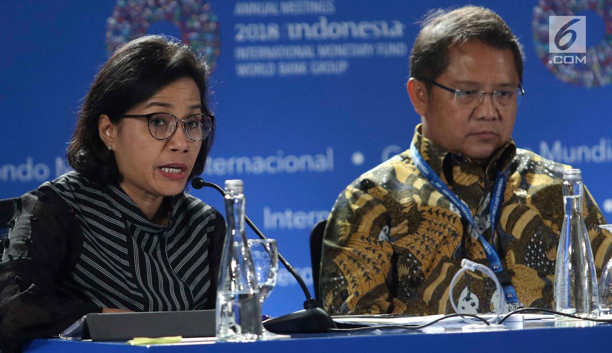 Menkeu Sri Mulyani (kiri) dan Menkominfo Rudiantara saat memberi keterangan terkait pertemuan tahunan IMF-Bank Dunia di Bali, Senin (8/10). Hingga hari ini jumlah peserta yang mendaftar sudah mencapai 34 ribu orang. (Liputan6.com/Angga Yuniar)