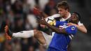 Bek Juventus, Daniele Rugani, berebut bola dengan striker Sampdoria, Duvan Zapata, pada laga Serie A di Stadion Allianz, Turin, Minggu (15/4/2018). Juventus menang 3-0 atas Sampdoria. (AFP/Marco Bertorello)