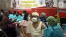 Petugas kesehatan menyuntikkan vaksin booster kepada warga di halaman Masjid Istiqlal, Jakarta, Selasa (5/4/2022). Pemerintah memberlakukan vaksinasi booster sebagai syarat mudik Lebaran tahun ini. (merdeka.com/Imam Buhori)