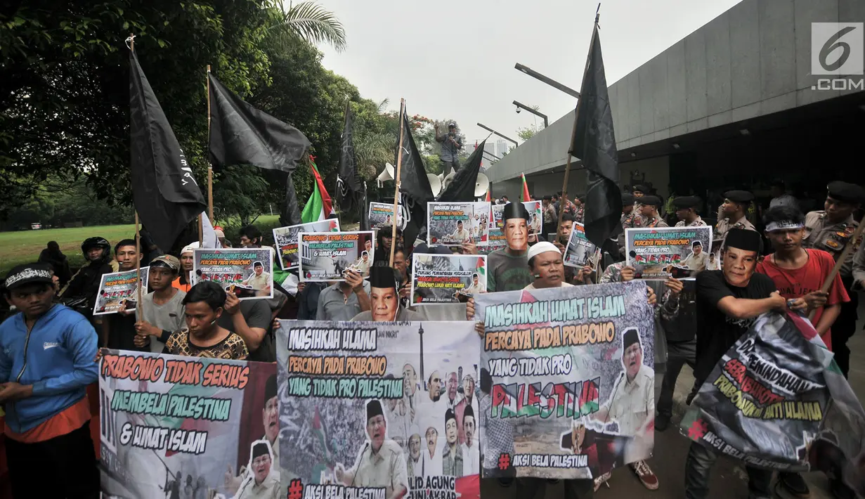 Massa GMI berunjuk rasa di Kedubes Australia, Jakarta (26/11). Massa juga mengecam pernyataan Prabowo Subianto yang menyebut Indonesia harus menghormati rencana Australia terkait pemindahan kedubes negaranya ke Yerusalem. (Liputan6.com/Iqbal S. Nugroho)