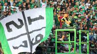 Aksi Bonek, suporter Persebaya, di Stadion Gelora Bung Tomo, Surabaya. (Bola.com/Aditya Wany)