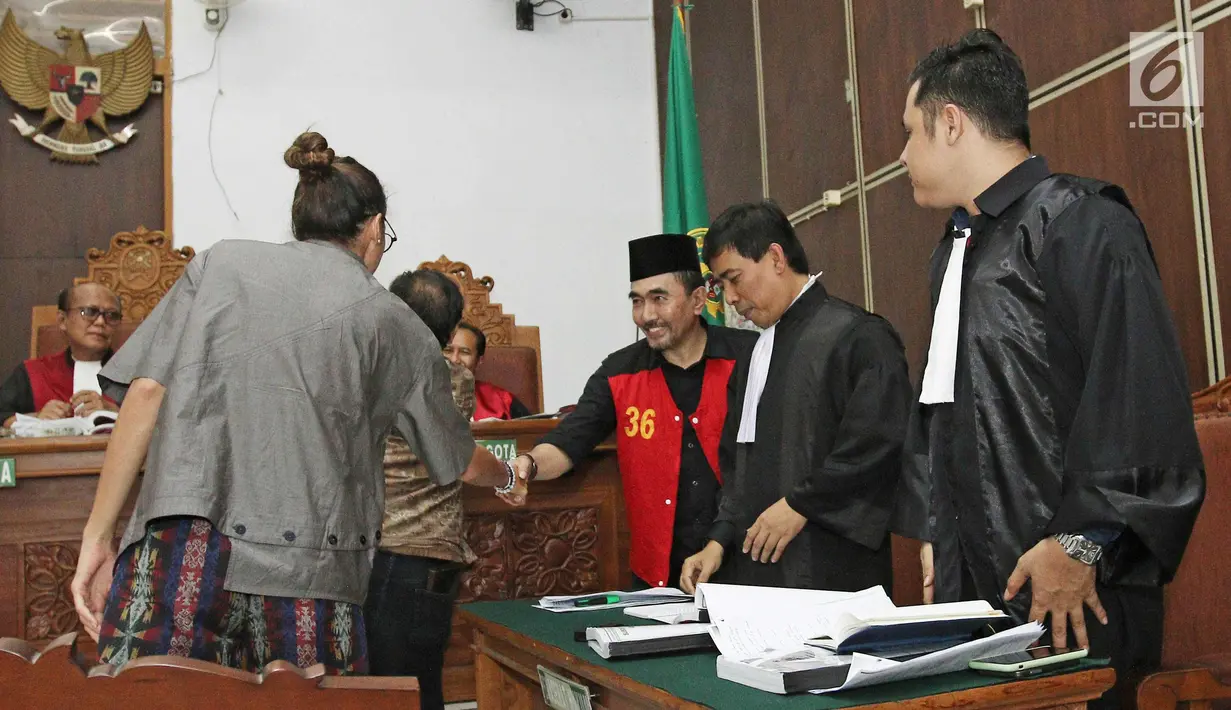 Aktris Nadine Chandrawinata bersalaman dengan Gatot Brajamusti atau Aa Gatot di Pengadilan Negeri Jakarta Selatan, Selasa (5/12). (Liputan6.com/Herman Zakharia)