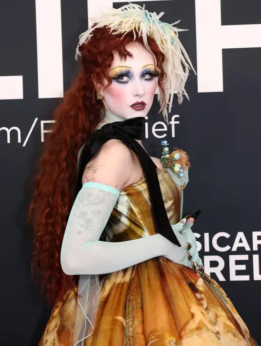 Gaun yang terbuat dari tulle biru pucat dan kuning mustard yang dipelintir, menampilkan ilustrasi karya maestro lukis Edgar Degas, Dancer With a Bouquet.  [@genesiswbb].