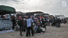 Wisatawan memadati Pelabuhan Kali Adem, Muara Angke, Jakarta, Sabtu (28/4). Beberapa tempat wisata Kepulauan Seribu masih menjadi primadona bagi para wisatawan lokal maupun mancanegara untuk mengisi libur akhir pekan. (Merdeka.com/ Iqbal S. Nugroho)