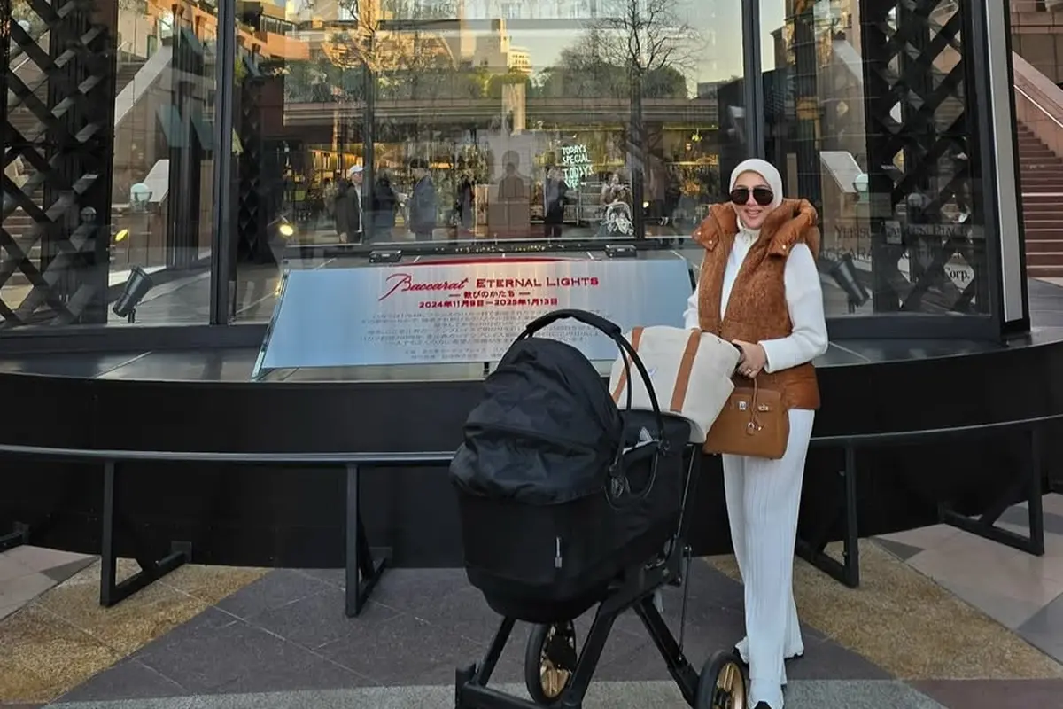 Gaya Syahrini dengan Tas Hermes Kesayangan Saat Perdana Ajak Baby R Pulang Kampung ke Jepang