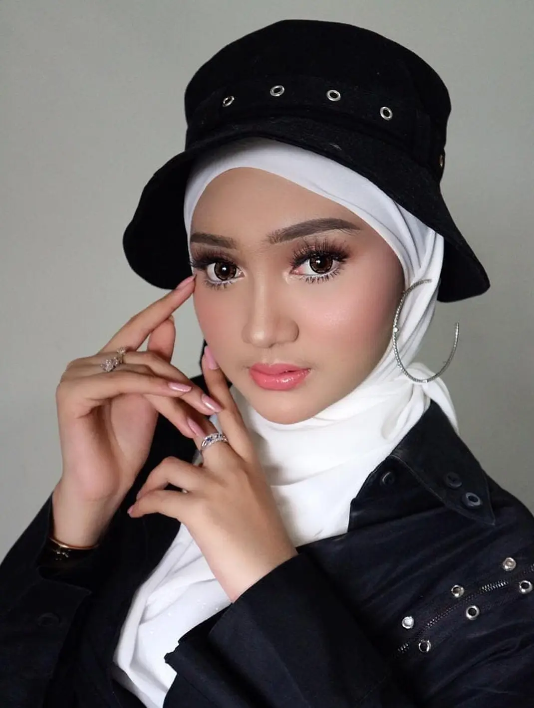 FOTO: Gaya Jihan Audy dengan Busana Hitam Putih, Anggun Memesona - Foto