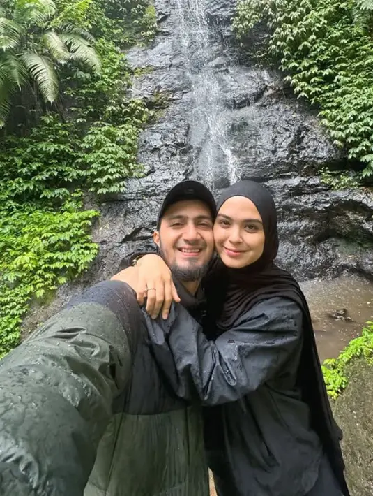 Vebby Palwinta memilih tampil jaket hitam senada dengan kerudung instannya saat main ke curug. [@vebbypalwinta]