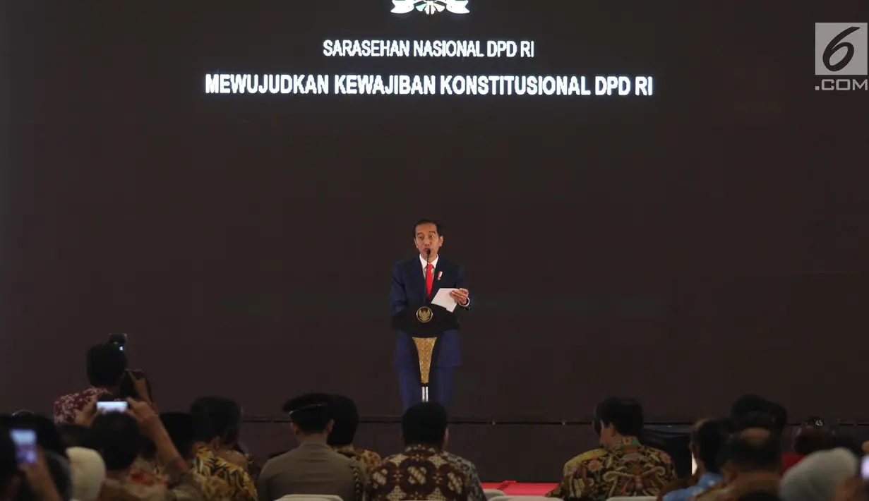 Presiden Joko Widodo memberi sambutan dalam acara Sarasehan Nasional DPD RI di Senayan, Jakarta, Jumat (17/11). Jokowi yang datang mengenakan jas hitam itu langsung disambut oleh Ketua DPD RI Oesman Sapta Odang (OSO). (Liputan6.com/Angga Yuniar)