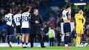 Pemain Tottenham Hotspur tampak lesu setelah ditaklukkan Chelsea dalam laga pekan 30 Premier League di Stadion Stamford Bridge, Jumat (4/4/2025) dini hari WIB. (AP Photo/Ian Walton)