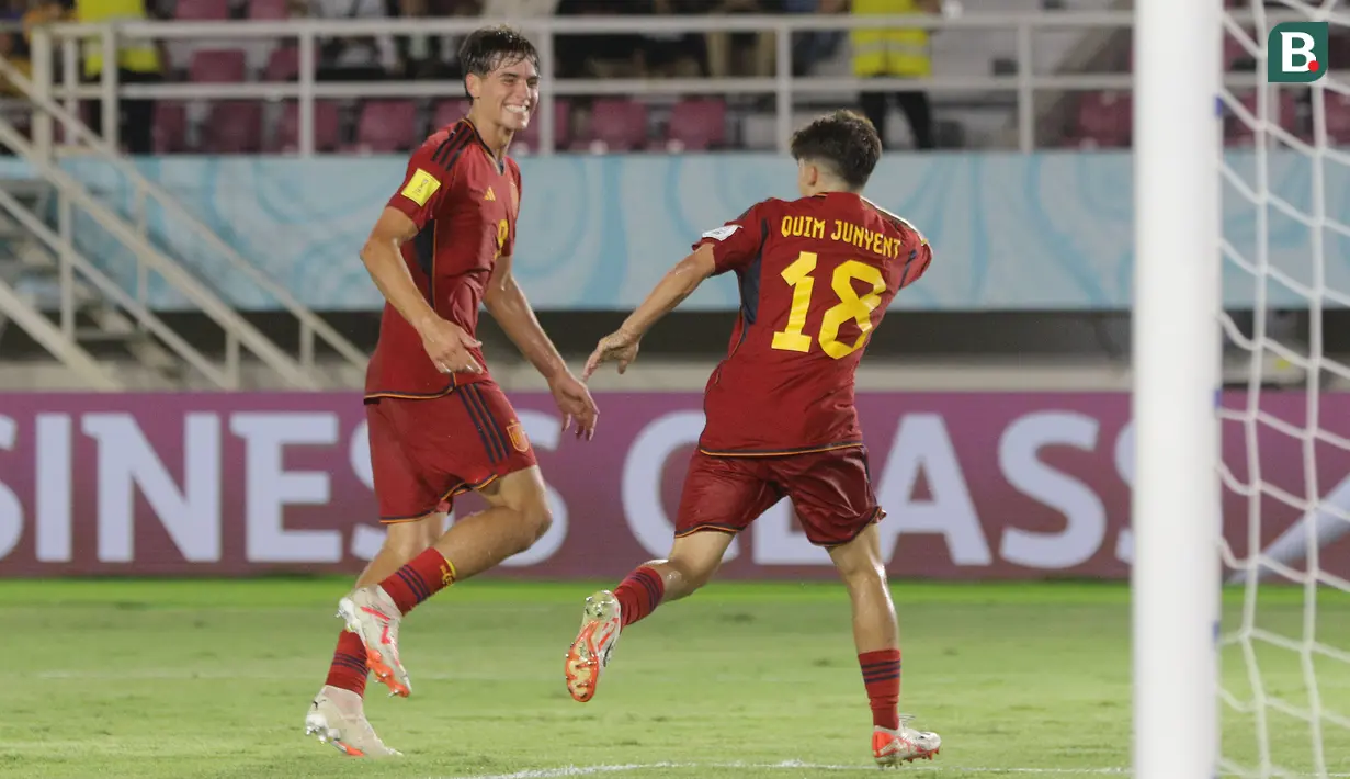 <p>Selebrasi pemain Timnas Spanyol U-17, Quim Junyent (kanan) bersama rekannya, Marc Guiu setelah mencetak gol kedua timnya ke gawang Kanada U-17 dalam pertandingan babak penyisihan Grup B Piala Dunia U-17 di Stadion Manahan, Solo, Jumat (10/11/2023). (Bola.com/Arief Bagus)</p>