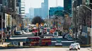 Kendaraan layanan darurat di lokasi sebuah van yang menabrak para pejalan kaki di pinggiran utara Toronto, Kanada, Senin (23/4). Saat itu, kerumunan pekerja kantoran sedang berjalan untuk istirahat makan siang. (Nathan Denette/The Canadian Press via AP)