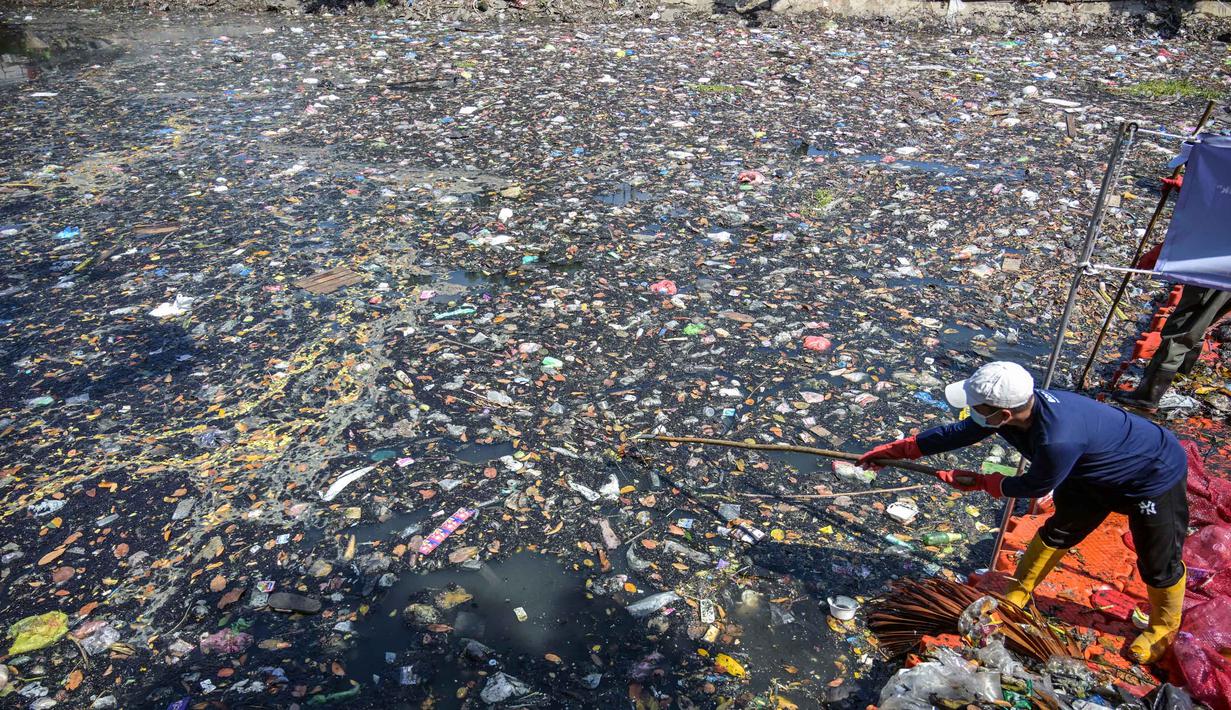 Kegiatan ini bertujuan mengubah citra Kali Tebu dari sungai yang penuh sampah menjadi sarana wisata air dan ruang publik bagi warga sekitar. Tampak dalam foto, aktivis dari Ecoton (Ecological Observation and Wetlands Conservation) bersama pekerja dari Dinas Lingkungan Hidup Pemerintah Kota Surabaya, Jawa Timur, membersihkan sampah dari Sungai Kali Tebu, pada Senin 11 Mei 2026. (JUNI KRISWANTO/AFP)