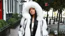 Penyanyi Nicki Minaj memamerkan foto dirinya sedang memakai jaket bulu. Harga mantel bulu ini pun tak tanggung-tanggung, yaitu US$ 19.000 atau sekitar 250 juta rupiah. (instagram.com/nickiminaj)