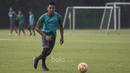 Pemain Timnas Indonesia U-22, Bagas Adi Nugroho, menggiring bola saat latihan di Lapangan SPH Karawaci, Tangerang, Minggu (7/5/2017). (Bola.com/Vitalis Yogi Trisna)
