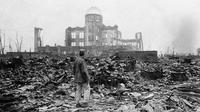 File foto 8 September 1945, seorang koresponden sekutu berdiri di lautan puing di depan cangkang bangunan yang dulunya adalah bioskop di Hiroshima, Jepang barat, sebulan setelah bom atom pertama yang dijatuhkan oleh AS untuk mempercepat penyerahan Jepang. (AP Photo/Stanley Troutman)