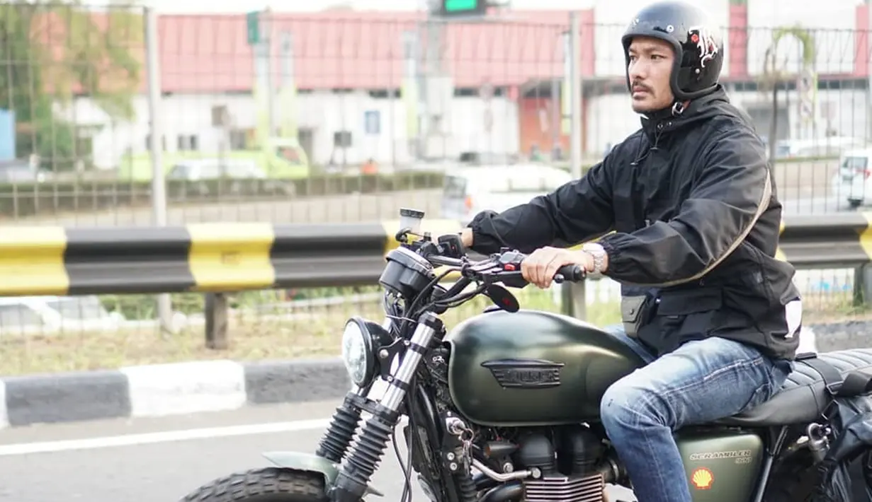 Ayah dari Salma ini semakin keren dan macho saat mengendarai moge kepunyaannya. Koleksi moge Rio pun terbilang cukup banyak. Mulai dari Triumph Street Cup, BMW G 310 GS, Chopper, Triumph Bonneville Bobber, hingga BMW S 1000 XR. (Liputan6.com/IG/@riodewanto)