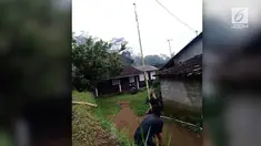 Hanya bermodalkan galah sepanjang 20 meter, kedua pria ini berhasil mengambil foto dari ketinggian tanpa drone. Aksinya itu mendadak viral.