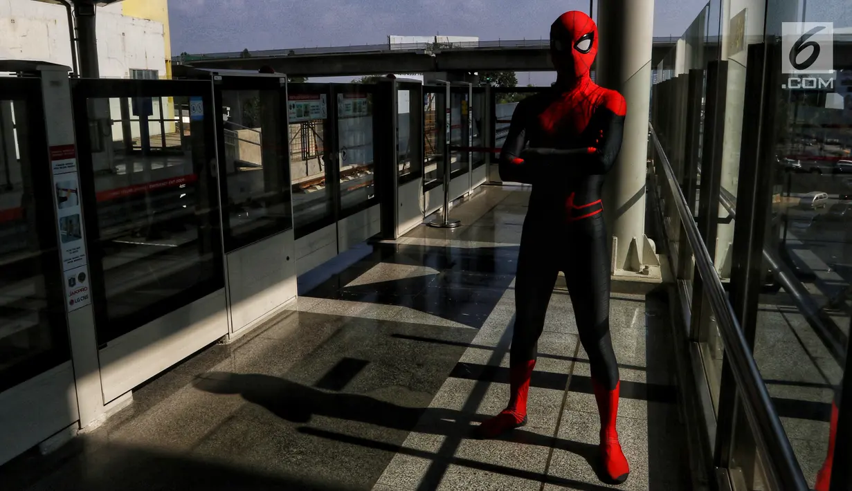 Spider-Man yang tergabung dalam komunitas Spider-Verse Indonesia berada di stasiun Light Rail Transit (LRT) di kawasan Jakarta, Minggu (21/7/2019). Dalam aksinya, mereka melakukan penggalangan dana untuk donasi anak penderita hydrocephalus. (Liputan6.com/Johan Tallo)