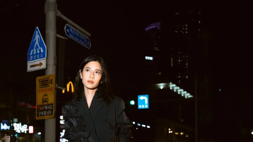 Potret Dian Sastrowardoyo saat menghadiri world premiere Laut Bercerita di Busan Film Festival (BIFF) 2026 (Foto: imanbrain dari Instagram @therealdisastr)