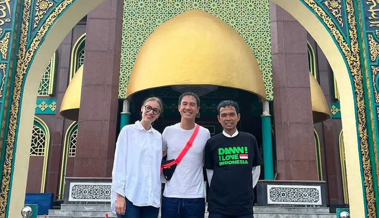 Ustaz Abdul Somad, mengajak VJ Daniel dan Viola mengunjungi Masjid Raya 'Alam dan makam Sultan. (Foto: Instagram/@ustadzabdulsomad_official)