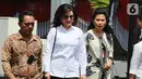 Bupati Minahasa Selatan Christyani Eugenia Paruntu (tengah) tiba di kompleks Istana, Jakarta, Senin (21/10/2109). Kedatangan Christyani berlangsung jelang pengumuman menteri Kabinet Kerja Jilid II oleh Presiden Joko Widodo atau Jokowi. (Liputan6.com/Angga Yuniar)