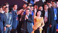 Perdana Menteri Kamboja Hun Sen memberi salam hormat saat upacara penutupan atau closing ceremony SEA Games&nbsp;2023 di&nbsp;Morodok Techo National Stadium, Phnom Penh, Rabu (17/5/2023) malam WIB. (Tang Chhin Sothy / AFP)