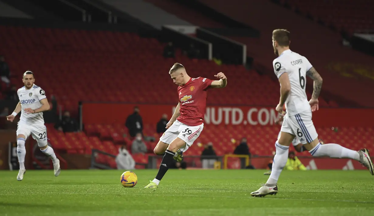 Gelandang Manchester United (MU) Scott McTominay melakukan tendangan untuk mencetak gol ke gawang Leeds United dalam lanjutan Liga Inggris di stadion Old Trafford, Senin (21/12/2020) dinihari WIB. McTominay cetak sejarah dengan dua gol dalam kurun waktu tiga menit menit. (Michael Regan/Pool via AP)