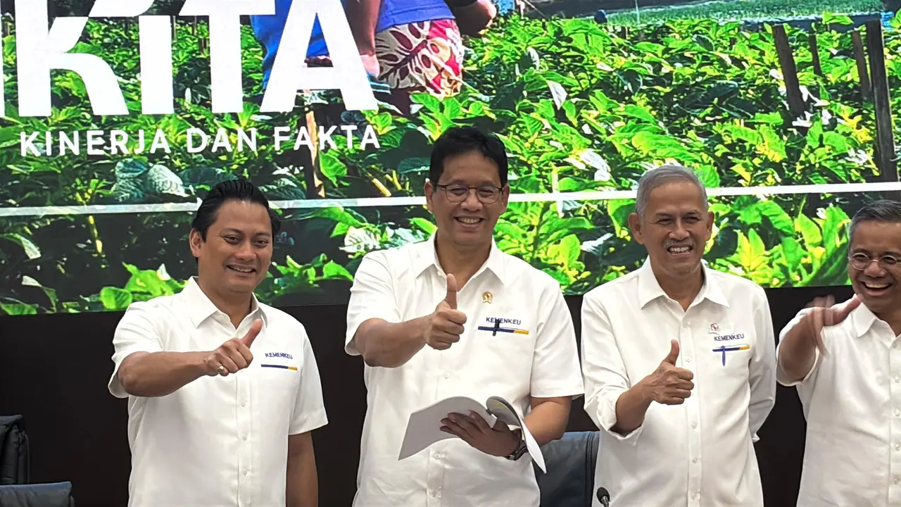 Menteri Keuangan (Menkeu) Purbaya Yudhi Sadewa dan jajaran wakil menteri dalam konferensi pers APBN Kita