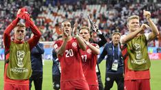Para pemain Denmark menyapa suporter usai mengalahkan Peru pada laga Grup C Piala Dunia di Mordovia Arena, Saransk, Sabtu (16/6/2018). Denmark menang 1-0 atas Peru. (AP/Martin Meissner)