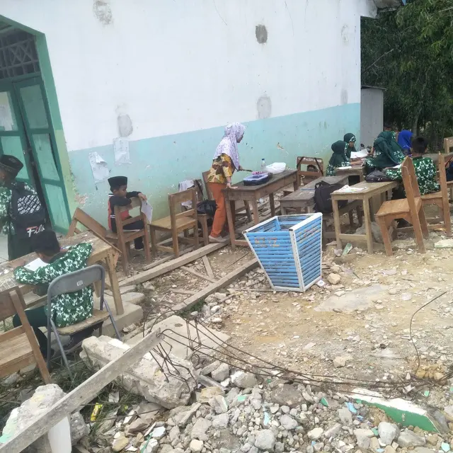 Sekolah ambruk