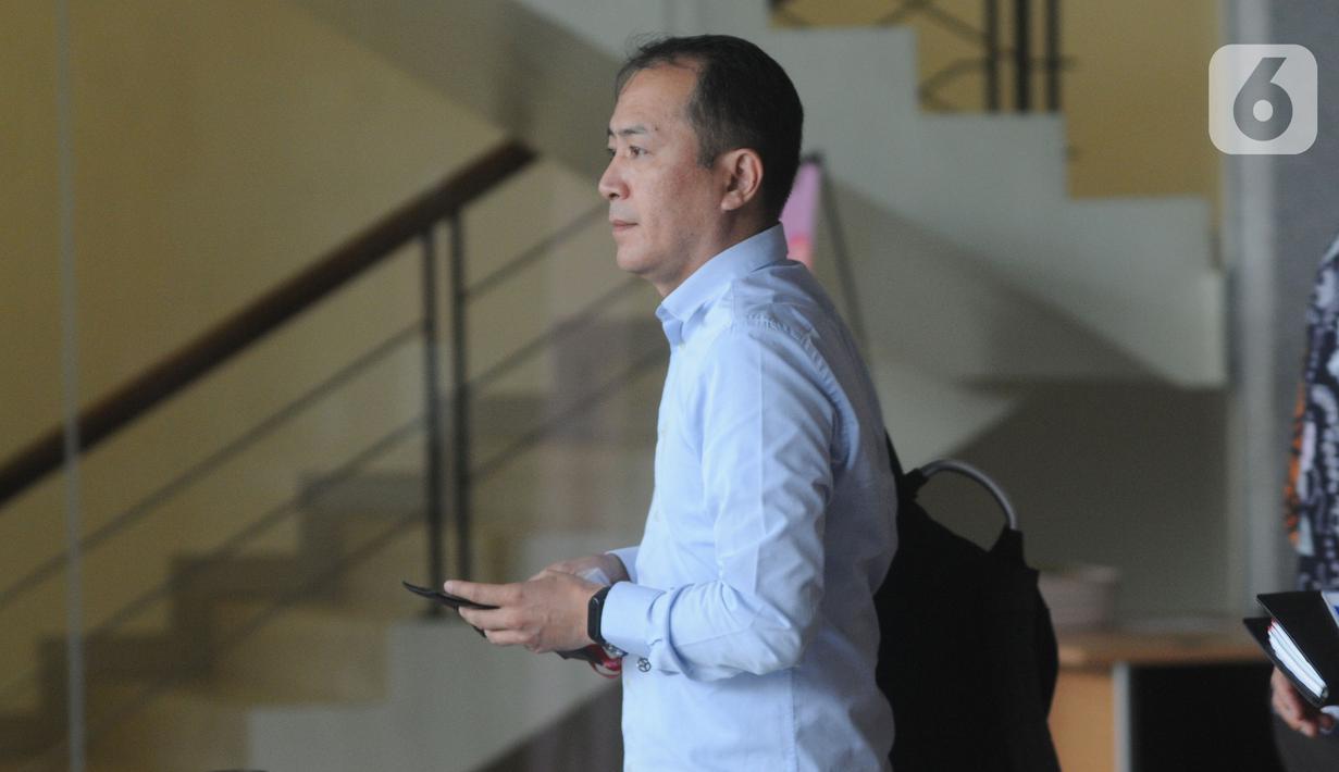 Mantan Presiden Direktur PT Lippo Cikarang Bartholomeus Toto bersiap menjalani pemeriksaan di gedung KPK, Jakarta, Rabu (20/11/2019). Bartholomeus Toto diperiksa sebagai tersangka kasus suap pengurusan perizinan proyek pembangunan Meikarta di Kabupaten Bekasi, Jawa Barat. (merdeka.com/Dwi Narwoko)