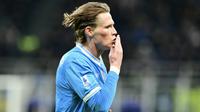 Pemain Napoli, Scott McTominay, melakukan selebrasi setelah mencetak gol ke gawang Inter Milan pada lanjutan Liga Italia 2025/2026, Senin (12/1/2026) dini hari WIB. (Stefano RELLANDINI / AFP)