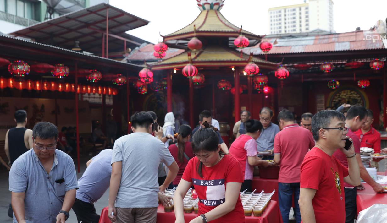 Panitia menyiapkan menu makanan berbuka puasa di Vihara Dharma Bakti di kawasan Petak Sembilan, Jakarta, Jumat (10/5/2019). Beragam menu makanan dan minuman khas untuk berbuka puasa disediakan secara gratis. (Liputan6.com/Helmi Fithriansyah)
