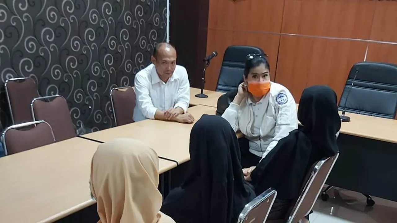 Bunda Naumi saat menemui oknum guru bejat pelaku pencabulan di Bojonegoro (Liputan6.com/Ahmad Adirin)