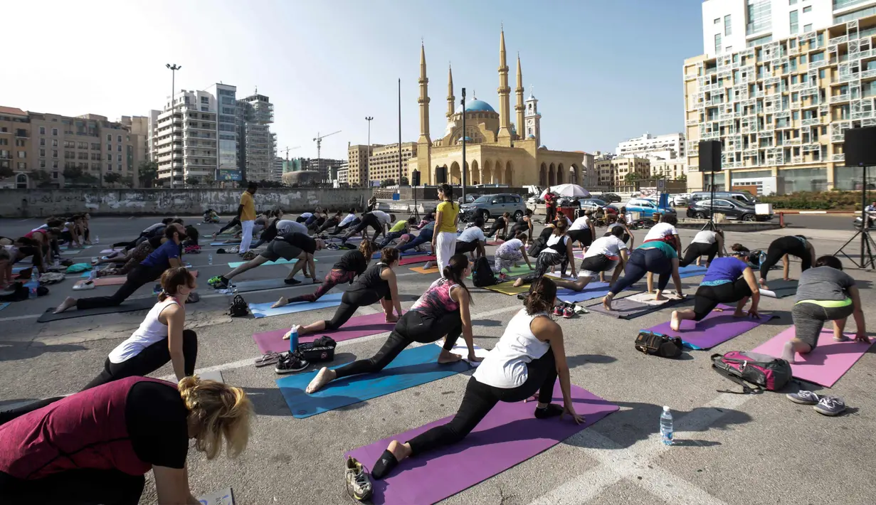 Warga Lebanon melakukan gerakan yoga selama acara "108 Sun Salutations" di ibukota Martir Beirut (22/10). (AFP Photo/Anwar Amro)
