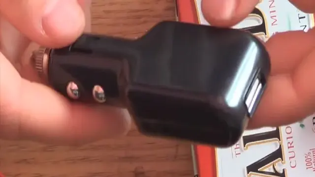 4. Anda juga memerlukan charger USB yang digunakan di mobil