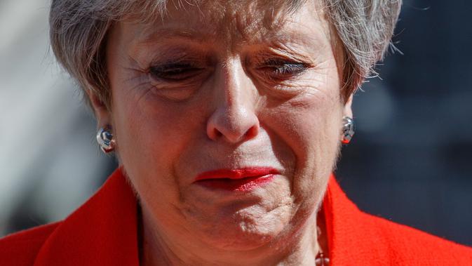 Perdana Menteri Inggris Theresa May menangis saat mengumumkan pengunduran dirinya di luar 10 Downing street di pusat London (24/5/2019). Theresa May mengumumkan dirinya akan mundur pada 7 Juni mendatang. (AFP Photo/Tolga Akmen)
