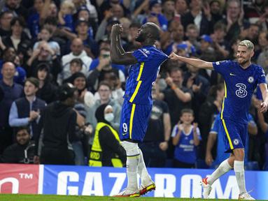 Pemain Chelsea Romelu Lukaku merayakan dengan rekan setimnya Jorginho usai mencetak gol ke gawang Zenit St Petersburg pada pertandingan Grup H Liga Champions di Stadion Stamford Bridge, London, Inggris, Selasa (14/9/2021). Chelsea menang 1-0. (AP Photo/Kirsty Wigglesworth)